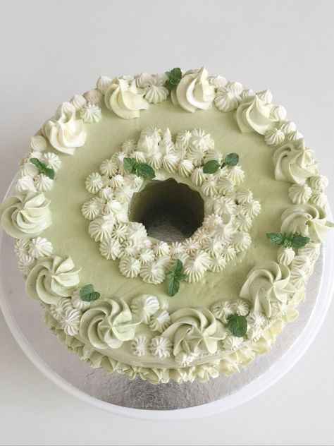 Retro style matcha chiffon cake with matcha and vanilla buttercream Chiffon Cake Decoration, Chiffon Cake, Vanilla Buttercream, Cake Decoration, Cake Designs, Butter Cream, Retro Style, Matcha, Cake Decorating