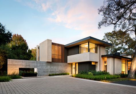 This modern house in California features concrete, wood, and steel throughout the design of the home. California Apartment, A Modern House, Concrete Wood, Modern Architecture House, House Architecture Design, California Homes, Modern Exterior, Facade House, Architecture Firm