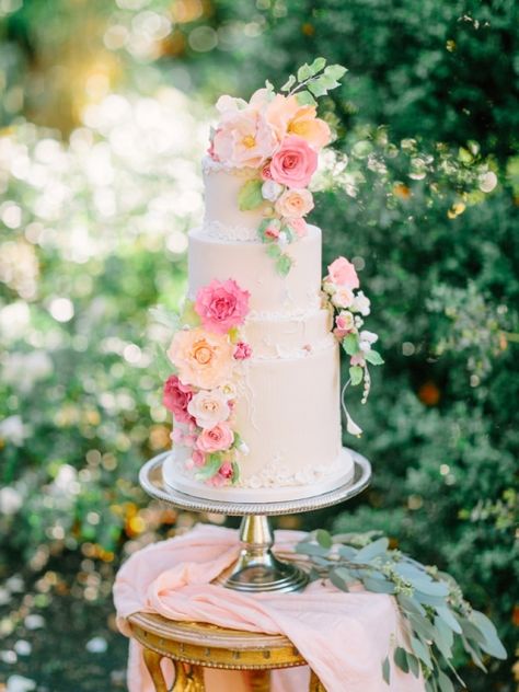 Wedding Flower Trends, Garden Wedding Cake, Green Wedding Cake, Summer Wedding Cakes, Gorgeous Wedding Cake, Wedding Flowers Summer, White Wedding Cake, Elegant Wedding Cakes, Peach Wedding