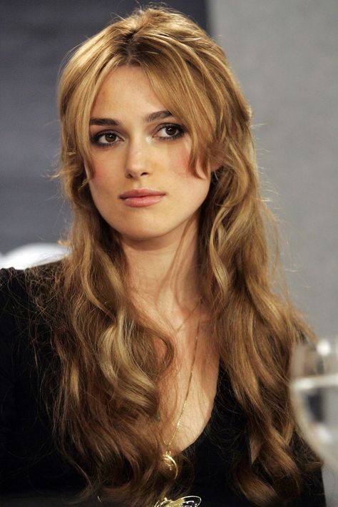 With the help of extensions, Knightley wore her hair in a long, wavy style for the Pride and Prejudice premiere at the Toronto International Film Festival. Elisabeth Swan, Keira Knightley Hair, Kiera Knightly, Keira Knightly, Long Hair With Bangs, Keira Knightley, Amanda Seyfried, Irina Shayk, Natalie Portman