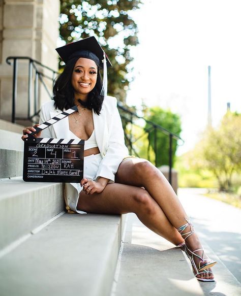 Graduation Photo Ideas, Grad Picture Ideas, Graduation Pic Ideas, Nursing Graduation Pictures, College Graduation Photoshoot, Graduation Look, College Graduation Photos, Graduation Photography Poses, Senior Photo Outfits