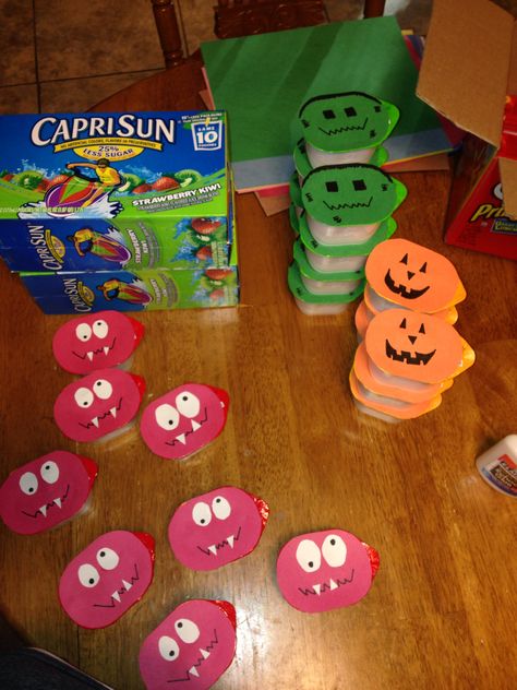 Casen's Preschool Snacks Halloween Individual Pringles with construction paper monsters, jack o'lanterns, and Frankensteins Classroom Snacks, Halloween School Treats, Halloween Class Party, School Halloween Party, Halloween Treats For Kids, Halloween Party Ideas, Halloween Classroom, Case 39, Classroom Treats