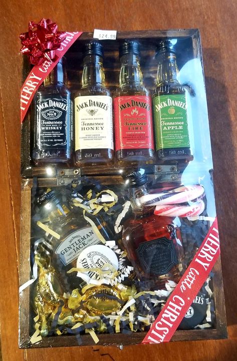 Shooters Of Jack Daniels #7, Honey, Fire, Apple, Gentlemen Jack & Single Barrel. Set nicely in box with Caramel Hard Candys and 2 (one white & one black) pins Jack Daniels Gift Ideas, Jack Daniels Basket Ideas, Gifts For Jack Daniels Lovers, Jack Daniels Box, Jack Daniels Gift Set, Jack Daniels Gifts, Tennessee Honey, Coffee Gift Sets, Liquor Gifts