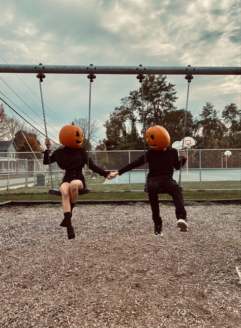 Cool Photos To Recreate, Summerween Party Costume, Halloween Friend Pictures, Fotos Halloween Aesthetic, Halloween Couple Photoshoot Ideas, Couples Halloween Photoshoot Ideas, Bestie Halloween Photoshoot, Bff Halloween Photoshoot, Halloween Pictures With Friends