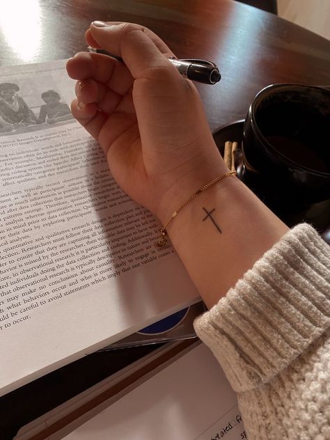 Christian Tattoos Small, Christus Tattoo, Tattoo Line Art, Small Cross Tattoos, Tato Salib, Simple Cross Tattoo, Simple Wrist Tattoos, Cute Simple Tattoos, Tiny Wrist Tattoos