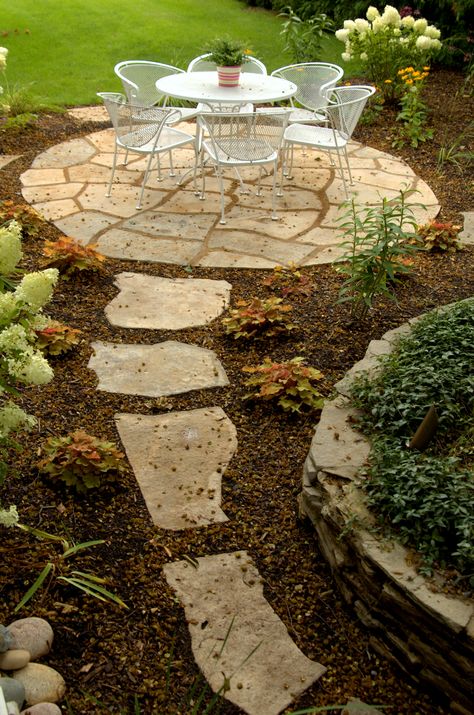 Our Old Town Flagstone Pavers have a naturally aged and textured surface to create a beautiful ambiance in your backyard. Patio Bluestone, Diy Pavers, Pavers Garden, Laying Brick, Bluestone Paving, Big Leaf Plants, Patio Walkway, Garden Patios, Clay Bricks