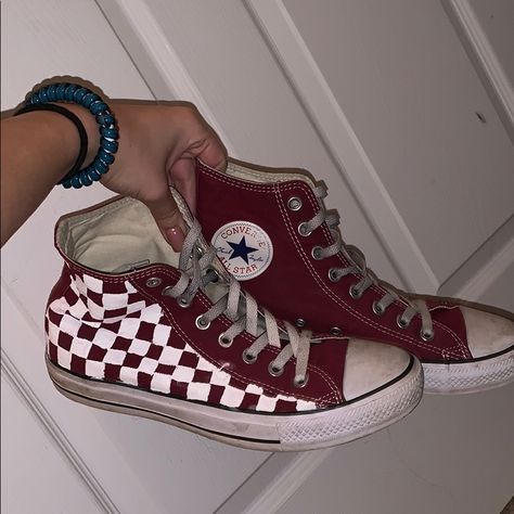 Converse Rouge, Diy Converse, Hazard Symbol, Cool Converse, Maroon Converse, Nike Tenis, Converse Style Women, Converse Design, Painted Converse