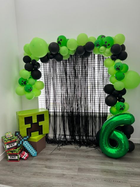 Minecraft Themed Birthday Party, Minecraft Balloons, Minecraft Birthday Decorations, Diy Minecraft Birthday Party, Luca Birthday, Minecraft Bday, Minecraft Party Decorations, Minecraft Birthday Cake, Rumah Minecraft Sederhana