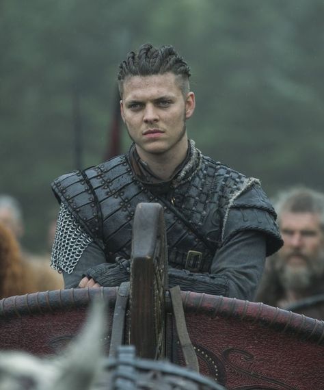 Alex Høgh Andersen as Ivar the Boneless in the TV series Vikings King Ragnar Lothbrok, Green Serpent, Viking Haircut, Vikings Ivar, Ivar Vikings, Vikings Season 4, Vikings Show, King Ragnar, Viking Character