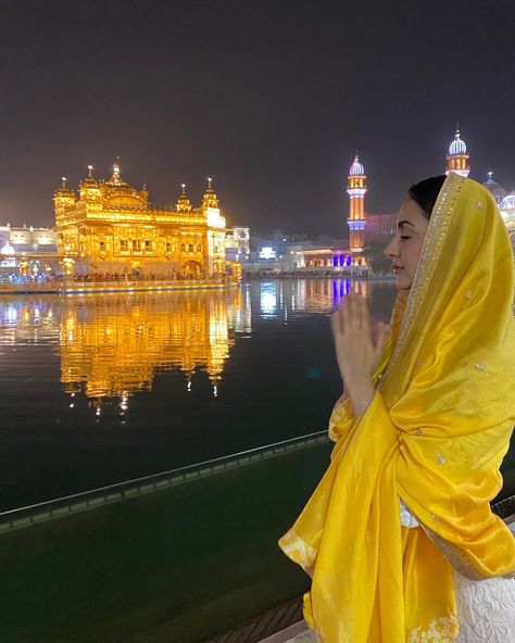 Golden Temple Amritsar, Travel Pose, Temple Photography, Temple Pictures, Travel Pictures Poses, Golden Temple, Poses Women, Desi Aesthetic, Pictures Poses