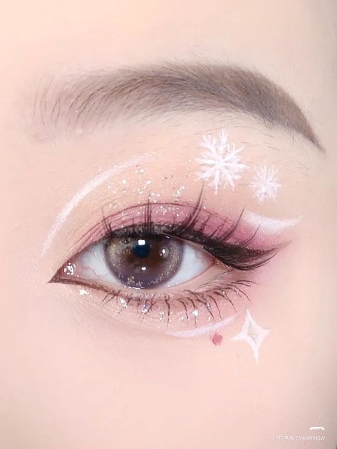 Eye Makeup For Christmas, Cute Eye Makeup Aesthetic, Make Up Looks Cute, Christmas Makeup Asian, Cute Eye Shadow Looks, Christmas Makeup For School, Pink Christmas Eye Makeup, Pink Winter Makeup, Eye Makeup Designs Art