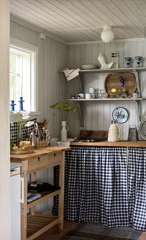 Scandi Decor Ideas, Swedish Cottage Interior Nordic Style, Wild Bathroom, Swedish Cottage Interior, Norwegian Cottage, Swedish Cabin, Coastal Cottagecore, Scandinavian Homes, Swedish Home