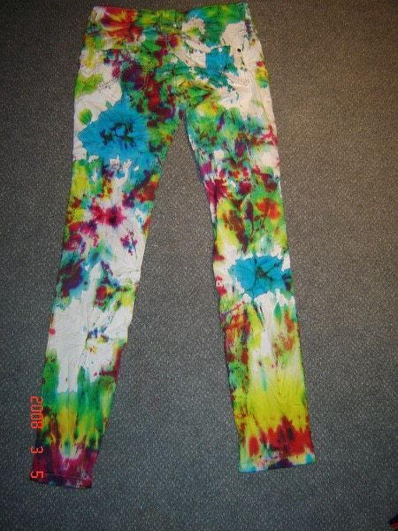 Denim Sewing Projects, Old Jeans Recycle, Sharpie Tie Dye, Dyeing Tutorials, Spring Jeans, Tie Dye Kit, Dye Jeans, Tie Dye Pants, Diy Tie