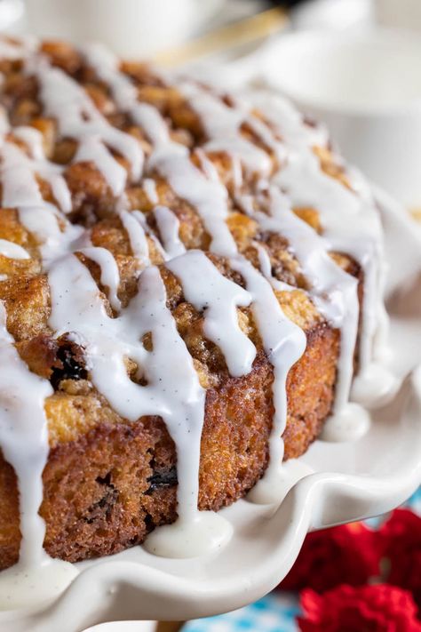 Cinnamon Raisin Cake, Cinnamon Raisin Coffee Cake, Cinnamon Raisin Loaf, Coffee Cake Bread, Raisin Desserts, Cinnamon Loaf Cake, Raisin Cake Recipe, Cinnamon Raisin Loaf Bread, Cinnamon Raisin Dessert