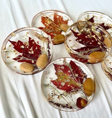 Leaf In Resin, Resin Fall Ideas, Resin Fall Crafts, Fall Coasters Resin, Fall Epoxy Crafts, Fall Resin Art, Sunflower Resin Coaster, Diy Coasters Resin, Resin Coasters Flowers