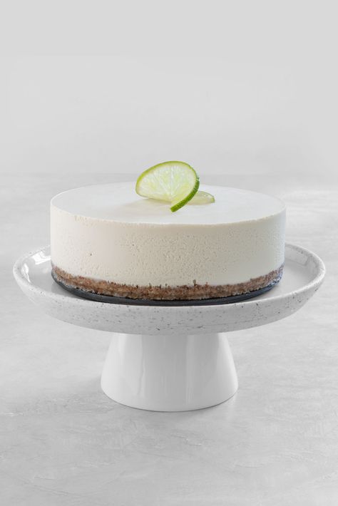 Raw Lemon Cheesecake, Healthy Key Lime Cheesecake, Raw Cheesecake Vegan, Lime Cheesecake Recipes, Coconut Lime Cheesecake, Raw Deserts, Cashew Cheesecake, Vegan Key Lime, Raw Vegan Cheesecake