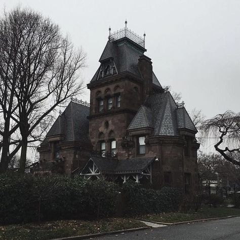 🌒 𝔔𝔲𝔢𝔢𝔫 𝔬𝔣 𝔍𝔞𝔠𝔨𝔞𝔩𝔰 🌘 on Instagram: “Day dreaming of old haunted homes, dark forests and autumn 🖤” Gothic Revival House, Wammy's House, Gothic Mansion, Victorian Style Homes, Gothic Castle, Architecture Model Making, Incubus, Victorian Architecture, Gothic Architecture