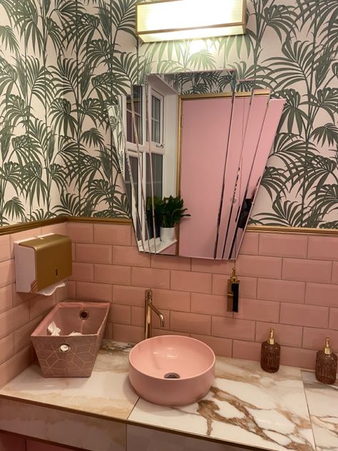 Pink, green and gold bathroom, bathroom ideas Colorful Bathroom Restaurant, Pink And Green Downstairs Toilet, Pink Spa Bathroom Ideas, Pink And Emerald Green Bathroom, Pink Bathroom Vintage 1950s, Bathroom Pink Tiles Ideas, Masculine Pink Bathroom, Pink Green Gold Bathroom, Pink And Green Toilet