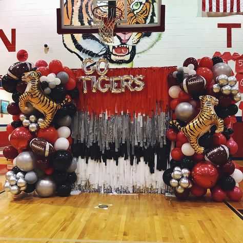 Volleyball Backdrop Ideas, Pep Rally Decorations, Streamer Wall, Go Tigers, Pep Rally, Backdrop Ideas, Kid Art, Balloon Backdrop, Sweet 15