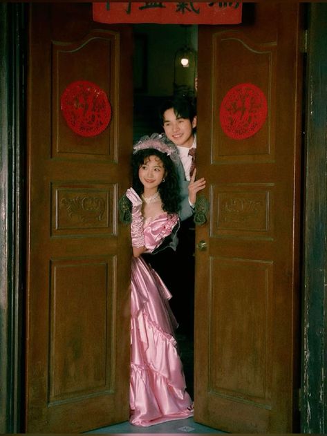 Wedding 90s Theme, 90s Hong Kong Aesthetic Wedding, 90s China Aesthetic, Hong Kong Style Wedding Photo, Hong Kong Aesthetic Outfit, Married Couple Reference, 90s Wedding Photos, Hong Kong Wedding Photoshoot, 80s Hong Kong Wedding Photography