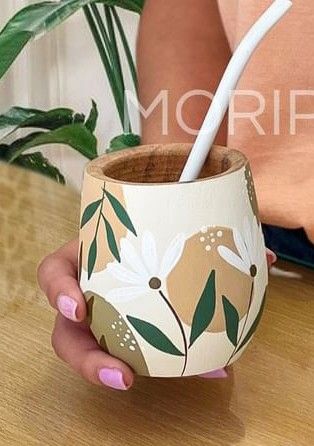 Ideas Para Pintar Mates, Ideas Ecologicas, Mates Decorados, Mate Idea, Ceramic Cafe, Diy Pottery Painting, Flower Pot Art, Color Me Mine, Plant Pot Diy