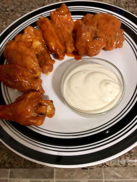 [HOMEMADE] Spicy garlic buffalo wings Garlic Wing Sauce, Parmesan Wing Sauce, Chicken Wing Sauce Recipes, Honey Garlic Wings, Wings Buffalo, Best Sauces, Garlic Wings, Hot Wing Sauces, Parmesan Wings