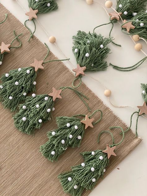 Tassels Tutorials, Holiday Crafts Christmas, Christmas Ornament Crafts, Noel Christmas, Holiday Diy, Christmas Deco, Homemade Christmas, Xmas Crafts, Green Christmas