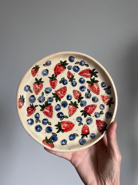 Pop Art Ceramic Food, Pottery Wheel Plates, Plate Painting Ideas Diy, Funky Plates, Ceramic Plate Painting Ideas, Pottery Painting Party, Pottery Painting Plate, Plate Painting Ideas, Hand Painted Ceramic Plates