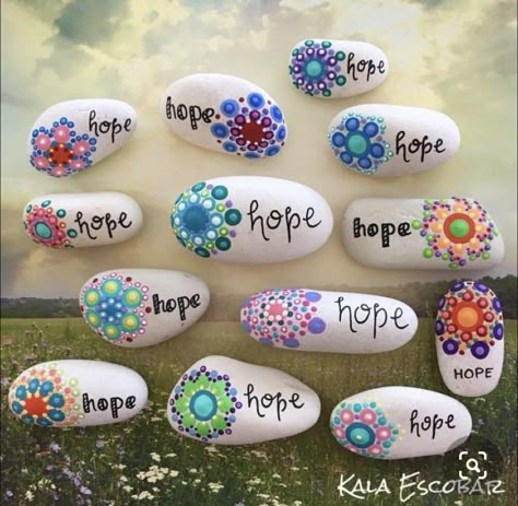 Inspirational Rocks, Mandala Painted Rocks, Paint Rocks, Mandala Rock Art, Stone Art Painting, Painted Rocks Kids, Scratch Art, Painted Rocks Craft, Art Rock