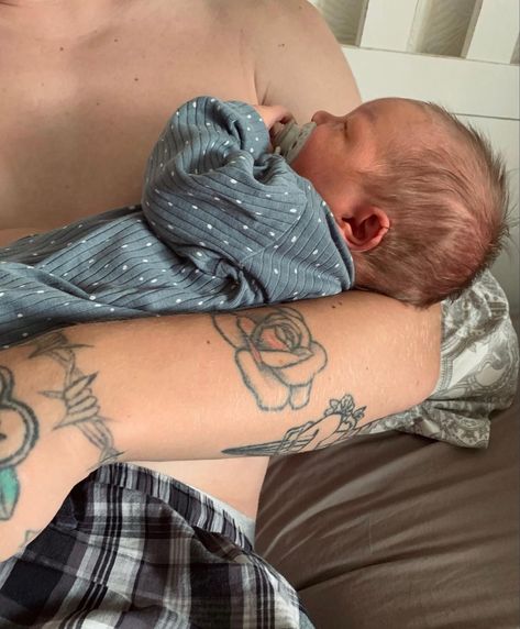 Newborn Boy Aesthetic, Baby And Dad Aesthetic, Dads With Newborns, Newborn Aesthetic Hospital, Dad And Baby Aesthetic, Baby Boy Aesthetic Newborn, Dad And Newborn Pictures, Baby Boy And Dad, Men With Babies