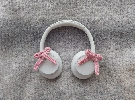 #crochet bows Headphone Charms Crochet, Headset Decoration, Headphone Crochet Accessories, Crochet Headphone Charm, Headset Crochet, Crochet Headset Cover, Crochet Headphone Accessories, Headphone Crochet, Headphone Decoration