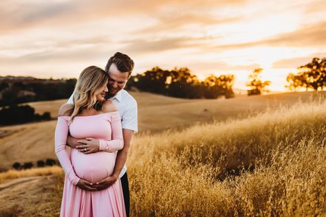 Couple Maternity Pictures Poses, Maternity Photo Outside, Posing Maternity Photos, Maternity Photo Ideas Outdoor, Maturity Shoot Ideas, Couples Maternity Poses, Pragnacy Photography, Hair For Maternity Pictures, Family Of 5 Maternity Pictures