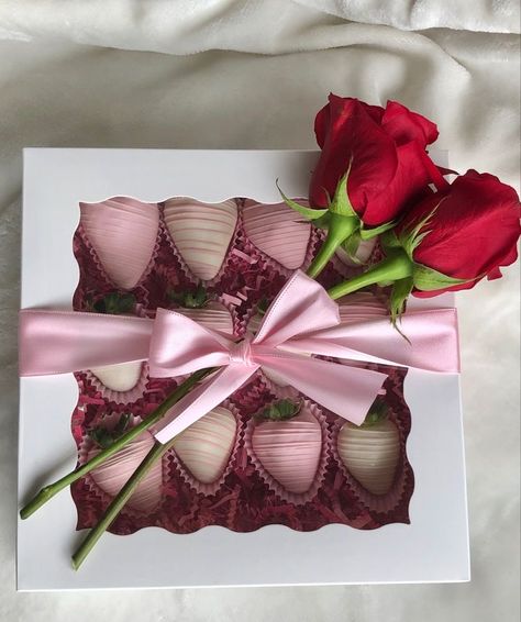 Red And Pink Strawberries, Valentines Inspo Gifts, Girlfriend Chocolate Covered Strawberries, Valentines Small Business Ideas, Chocolate Covered Strawberries Business, Valentines Berries, Valentines Day Strawberries Boxes, Valentines Strawberries Ideas For Him, Valentine Treat Boxes Ideas