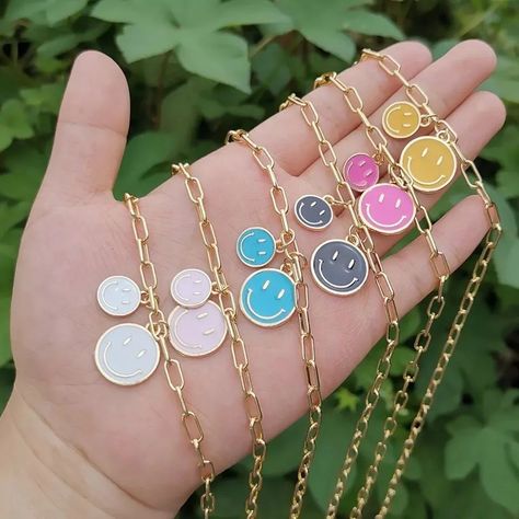 🔹️300 Rs Each 🔹️Most Beautiful & Cute Happy Face Pendant Chain 🔹️New Spring Collection Free shipping On Mini 1000 Rs Just Advance Payment For EasyPaisa/JazzCash & Bank Transfer (HBL, MCB, ALFALAH, Askari, UBL, Meezan) *COD charges 175 PKR Mini 500 Rs DM for Orders or Whatsapp: 03227394199… Blue Smiley Face, Paper Clip Chain Necklace, Diamond Chain Necklace, Cute Smiley Face, Face Pendant, Face Necklace, Smiley Faces, Chain Choker Necklace, Necklace Online