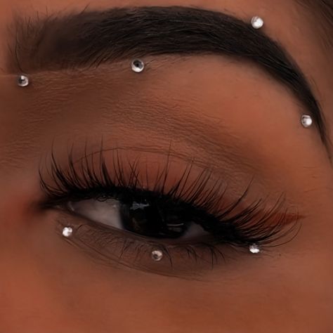 Gem Makeup Hooded Eyes, Gem Face Designs, Easy Gem Makeup, Diamond Eye Look, Makeup Gems Rhinestones, Gemstone Makeup Eye, Face Gems Simple, Face Gem Ideas, Simple Gem Makeup