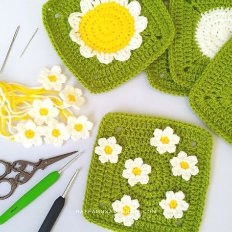 Easy Daisy Flower Appliques – Free Crochet Patterns Daisy Applique, Crochet Beautiful, Daisy Crochet, Daisy Chains, Crochet Daisy, Daisy Pattern, Crochet Applique, Woven Throw, Daisy Chain