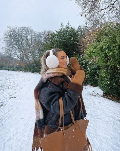 outfit idea, winter outfit, winter outfit idea, cute outfit inspo, cozy winter outfit, cozy outfit idea, leather jacket Earmuff Outfit, Ear Muffs Outfit, Earmuffs Outfit, Snow Day Outfit, Cozy Winter Outfit, Cozy Clothes, Cold Weather Outfit, Aesthetic Photoshoot, Cozy Outfits