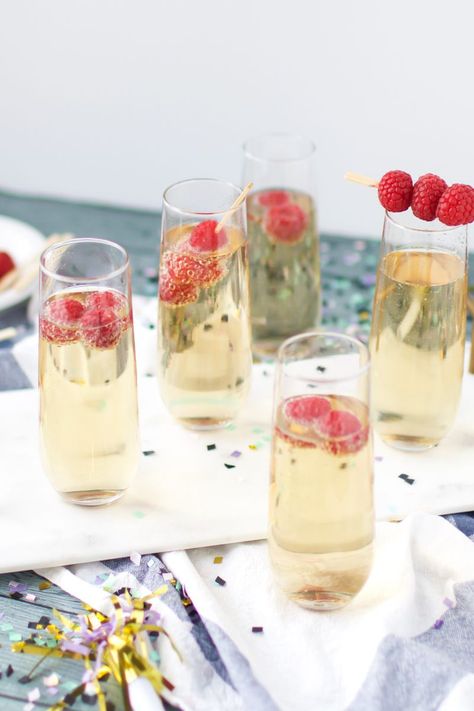 Mock Champagne, New Years Toast, Champagne Recipes, Non Alcoholic Champagne, White Grape Juice, Summer Beverages, Alcoholic Punch Recipes, Non Alcoholic Punch, Champagne Punch