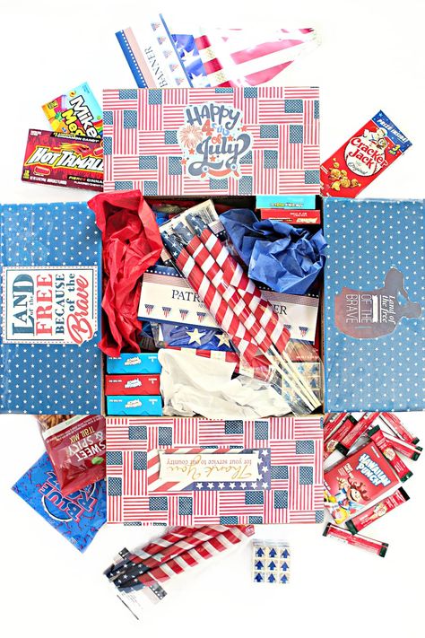 A 4th of July care package with lots of patriotic red, white, and blue! 4th Of July Basket, 4th Of July Care Package, Patriotic Garland, Birdhouses Ideas, Blue Dorm, Care Package Ideas, Birthday Care Packages, Diwali Gift Hampers, Patriotic Images