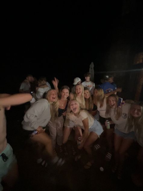 Fun Social Life Aesthetic, Popular Friend Group, Outside Party Aesthetic, Friends Asthetics Photos, House Party Pictures, Best Friend Group Aesthetic, Aesthetic Party Pictures, Outdoor Party Night, Fun Life Aesthetic