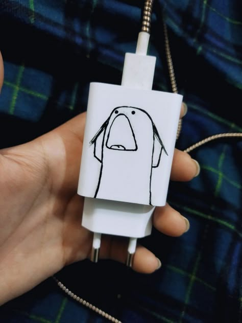 Charger Drawing Ideas, Drawing On Charger, Charger Painting Ideas, Charger Art, Anna Craft, Phone Charger Diy, Compass Art, Funny Stick Figures, Diy Gifts To Sell