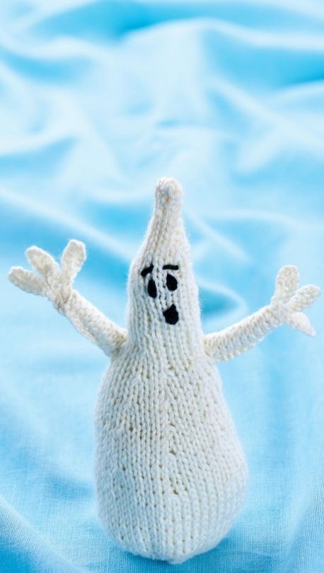 Halloween Ghost - Let's Knit Magazine - Free pattern download! Halloween Knitting Patterns, Halloween Knitting, Holiday Knits, Crafty Christmas, Animal Knitting Patterns, Friend Crafts, Knitting Patterns Toys, Halloween Toys, Knitting Blogs