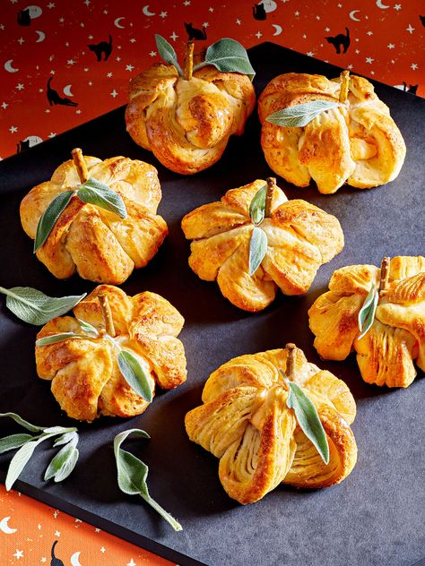 This pumpkin-shape snack seems fancy but is actually easy to achieve. Cut strips of canned biscuits and wrap them around balls of deli cheese. We'll walk you through how to make this easy Thanksgiving biscuit recipe including tips for forming the shape. Thanksgiving Bread Recipes, Thanksgiving Bread, Parties Food, Cheesy Biscuit, Thanksgiving Side Dish, How To Make Pumpkin, Thanksgiving Side, Cheese Balls, Thanksgiving Food