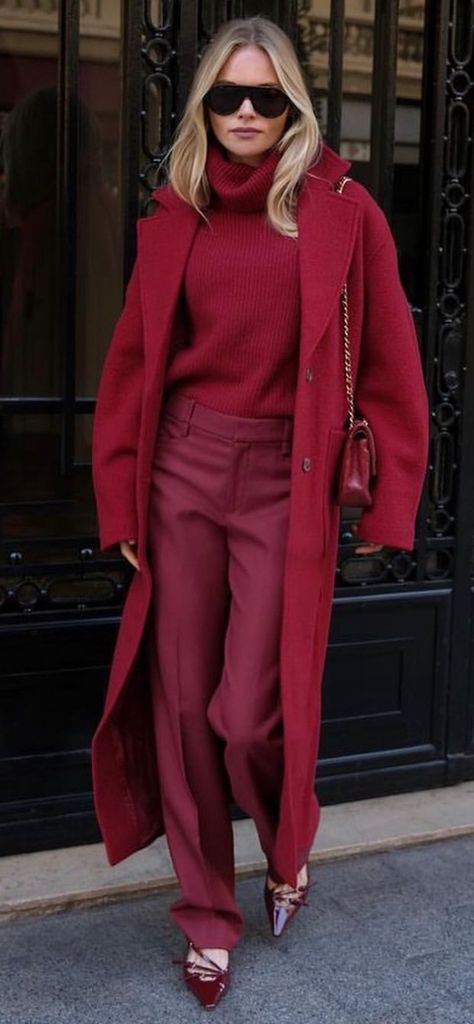 Street Style 2024 RTW Mode Monochrome, Burgundy Trousers, Mantel Outfit, Burgundy Outfit, Burgundy Pants, Monochromatic Outfit, Monochrome Outfit, Red Outfit, Wearing Red