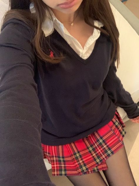 Rory Gilmore Style School, Red Basic Outfit, Rory Gilmore Outfits College, Rory Gilmore Uniform, School Uniform Styling, Rory Gilmore Style Outfits, Rory Gilmore Aesthetic Outfits, Red Plaid Skirt Outfit, Ralph Lauren Aesthetic Outfit