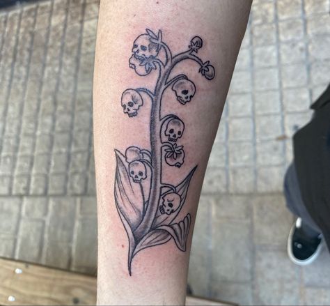 dead snapdragon plant vibes but make it a tattoo <3 grunge Posion Flowers Tattoo, Skull Snapdragon Tattoo, Dried Snapdragon Tattoo, Grunge Plant Tattoo, Coraline Snapdragon Tattoo, Cute Tattoos Leg, Grunge Flower Tattoo, Small Tattoos On Leg, Skull Plant Tattoo