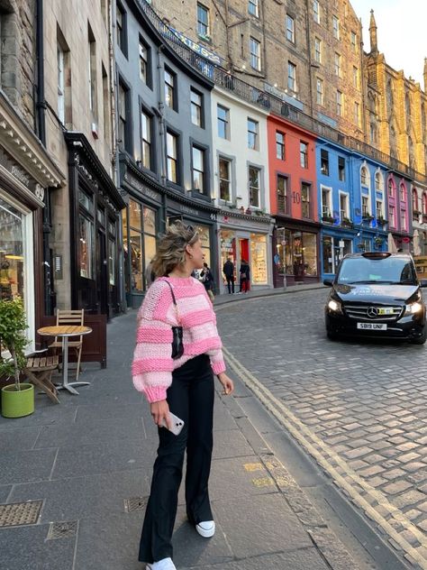 Manchester Outfit Aesthetic, Street Wear Pink Outfits, Outfit Inspo For London, London Influencer Aesthetic, Pink Baguette Bag Outfit, Edinburgh Fashion Outfits, London Aesthetic Clothes, Pink Converse Outfit Winter, Uk University Outfit