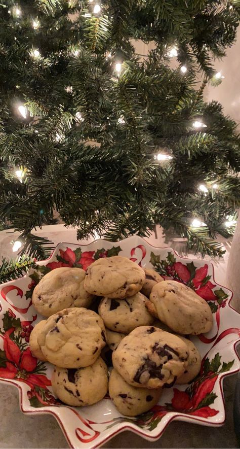 Baking Chocolate Chip Cookies Aesthetic, Christmas Treats Aesthetic, Aesthetic Chocolate Chip Cookies, Chocolate Chip Cookies Aesthetic, Christmas Cookies Aesthetic, Aesthetic Merry Christmas, Merry Christmas Cookies, Santa Milk And Cookies, Christmas Cookies For Santa