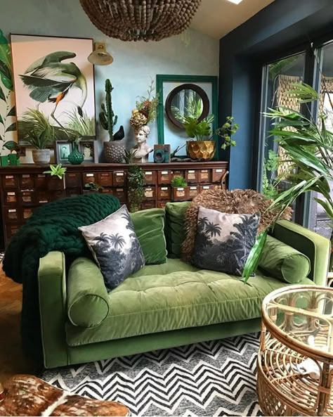 Lots Of Plants, Green Furniture, Trendy Living Rooms, Living Room Green, Green Rooms, Boho Interior, Living Room Decor Apartment, Boho Living Room, New Living Room