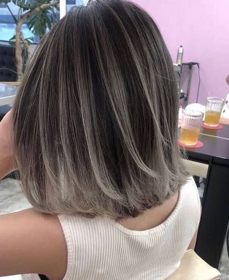 Textured Haircut Medium Straight, Cat Rambut Highlight Grey, Grey Hair Transformation, Hair Color Underneath, Gorgeous Gray Hair, Grey Hair Inspiration, Ash Hair Color, Gray Hair Growing Out, Hair Streaks